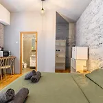 Charming With Garden & Parking Apartment