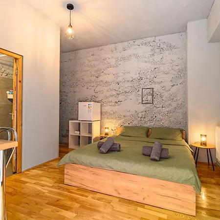 Charming With Garden & Parking Apartment