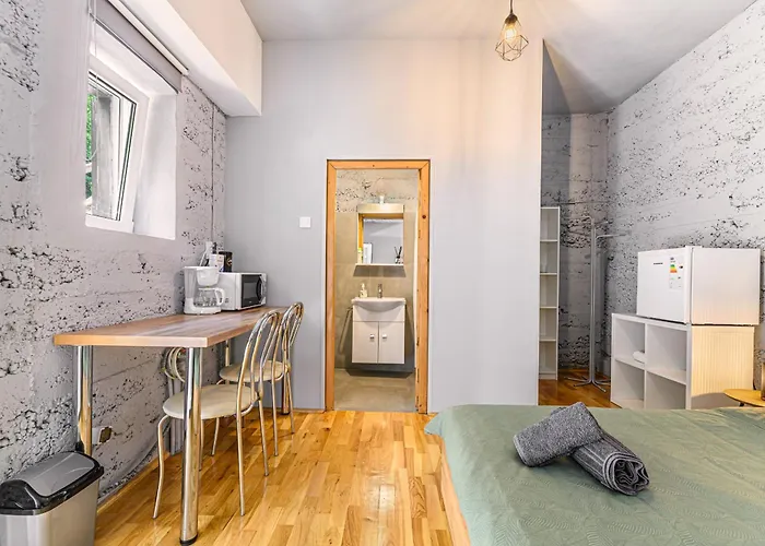 Charming With Garden & Parking Apartment *