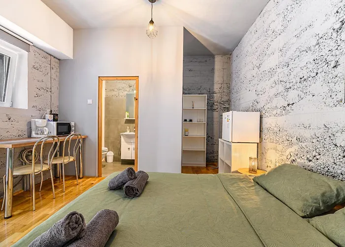 Charming With Garden & Parking Apartment